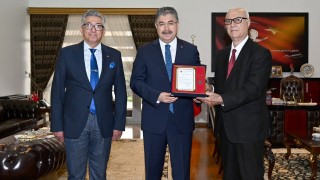 Yazar Işıkbol’a Bronz Madalya ve Berat: Kitap Gelirini TSK Güçlendirme Vakfı’na Bağışladı
