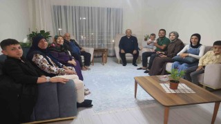 Yeni yuvasında ilk misafiri olan Bakan Kuruma 9 evladının ismini tek solukta sayan depremzede baba gülümsetti