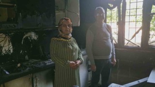 Yıldırım isabet eden ev küle döndü, dumandan etkilenen karı koca hastanelik oldu