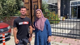 Yıllar önce kaybettiği telefonu geri gelmeyen turist, bulduğu telefona sahibine teslim etti