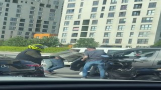 Yol ortasında birbirine girdiler, diğer araçların altında kalmaktan son anda kurtuldular