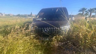 Yola fırlayan köpeğe çarpmamak için direksiyonu tarlaya kırdı: 2 Alman turist yaralı