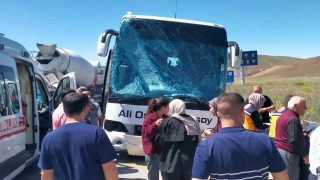 Yolcu otobüsü EDS direğini devirip karşı şeride geçti: 2 yaralı