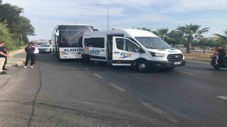 Yolcu otobüsü ile tur minibüsü çarpıştı: 1i turist 2 yaralı