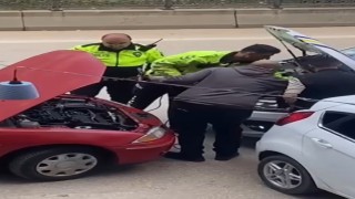 Yolda kalan otomobilin imdadına trafik polisleri yetişti