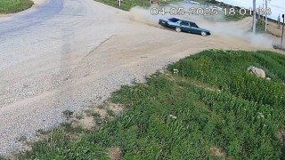 Yolu kapatıp drift attılar, bu da yetmezmiş gibi havaya ateş açtılar