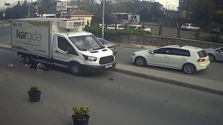 Yolun karşısına geçmeye çalışan kadının üzerinden kamyonet geçti