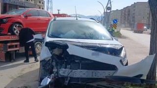 Yüksekovada otomobille hafif ticari araç çarpıştı: 2 yaralı