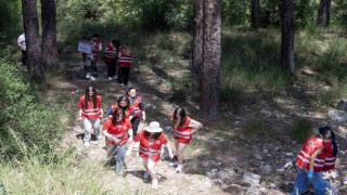 Yunusemre Belediyesi üniversitelilerle ormanda çöp topladı