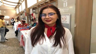 Yurt dışından gelip Hanımeli Sokağında 3 boyutlu baskı ile ürettiği ürünleri satıyor