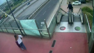 Yürüyen merdiveni adeta lunapark aletine çevirdiler