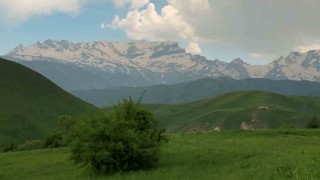 Zirvesi karla kaplı Cilo Dağları hayran bırakıyor