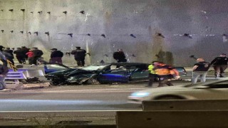 Zonguldakta kontrolden çıkan otomobil refüje çarptı: 4 yaralı