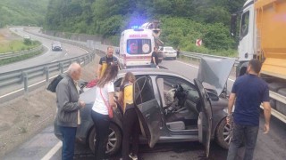 Zonguldakta virajı alamayan araç kaza yaptı: 2 yaralı