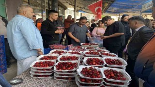 10 dakikada 2 buçuk kilo kiraz yedi, altını kazandı