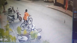 2 bisikletin 40 saniyede çalındığı anlar güvenlik kamerasında