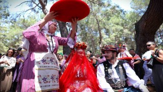 4. Uluslararası Yörük Türkmen Festivalinde genç çifte yörük gelenekleriyle kına töreni