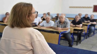 40 yıl sonra aynı okul sıralarında buluştular