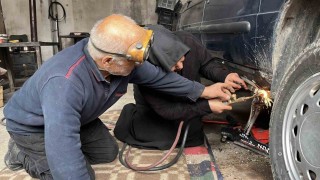 40 yıllık eşinin dağ gibi arkasında durdu: Sanayinin tek kadın çırağı 25 yıldır usta eşine çıraklık yapıyor