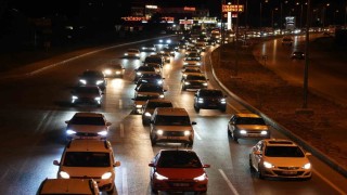 43 ilin geçiş güzergahında gece yarısı trafik yoğunluğu böyle görüntülendi