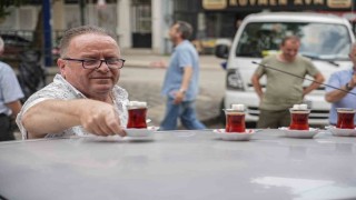 50 metre uzaklıktaki çay ocağından aldığı çayları otomobiliyle taşıyor