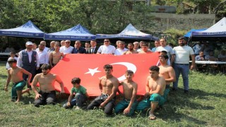6 asırlık gelenek yaşatıldı: Düğün ve güreş coşkusu bir arada