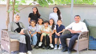 7 çocuklu öğretmen çift tebessüm ettirdi