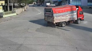 Açık kamyonet kasası kapağı yüzünden 15 yaşındaki kızın hayatını kaybettiği kaza kamerada
