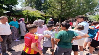 Adanalı çiftin bayram geleneği sürüyor: Yüzlerce çocuğa harçlık verdiler
