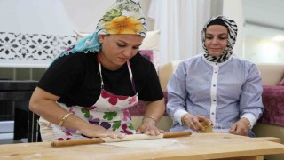 Adanalı kadınların ev baklavası mesaisi