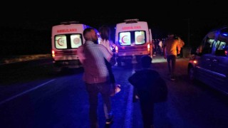 Adilcevazda hafif ticari araç, traktöre çarptı: 7 yaralı