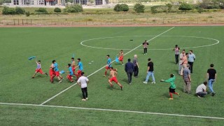 Adilcevazda okullar arası futbol turnuvasında kupa Aydınlar beldesinin oldu
