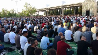 Adıyamanda binlerce kişi bayram namazı için saf tuttu