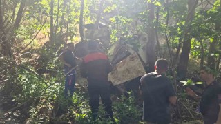 Adıyamanda kamyonet uçuruma yuvarlandı: 2 ölü