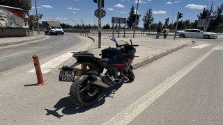 Adıyamanda motosiklet devrildi: 2 yaralı