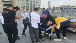 Adliye meydanındaki bariyerler rüzgarın etkisiyle 2 personelin üzerine devrildi