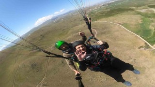 Adrenalin tutkunu Erzurum Valisi Mustafa Çiftçi, bu defa yamaç paraşütüyle zirveden uçtu