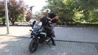 Afyonkarahisarda YKS sınavına giren birçok adayın imdadına polis yetişti