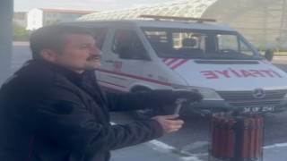 Ağlara takılan kuşu itfaiye kurtardı