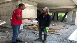 Ağrıda Kızılay gönüllüleri babaların yüzünü güldürdü