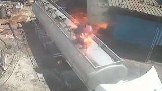 Ağzında sigara ile açtığı tanker kapağı bomba gibi patladı: O anlar saniye saniye kamerada