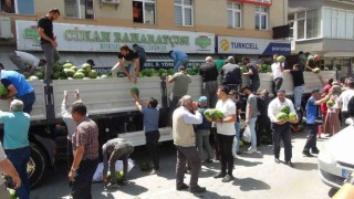 Ahlatlı çiftçi 30 ton karpuz dağıttı