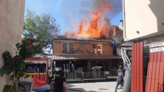 Ahşap bina alevlere teslim oldu, alevler yan binaya sıçradı