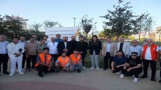 AK Partili Milletvekili Derya Ayaydın vatandaşlarla sohbet ederek dondurma ikram etti