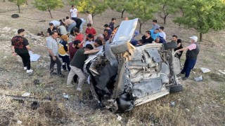 Aksarayda 2 otomobilin çarpıştığı sıkışmalı kazada 2si ağır 8 kişi yaralandı