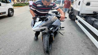 Alanyada motosiklet ile kamyonet çarpıştı: 2 yaralı