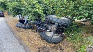 Alaplıda traktör devrildi