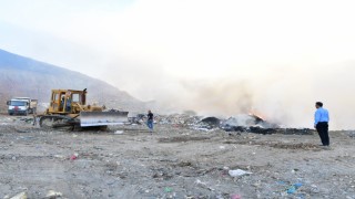 Alaşehirde çöplük yangını: 1 itfaiye eri dumandan etkilendi