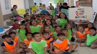 Alaşehirde minikler çevre için oturdu