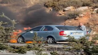 Alev alan otomobili için otobanda böyle çırpındı